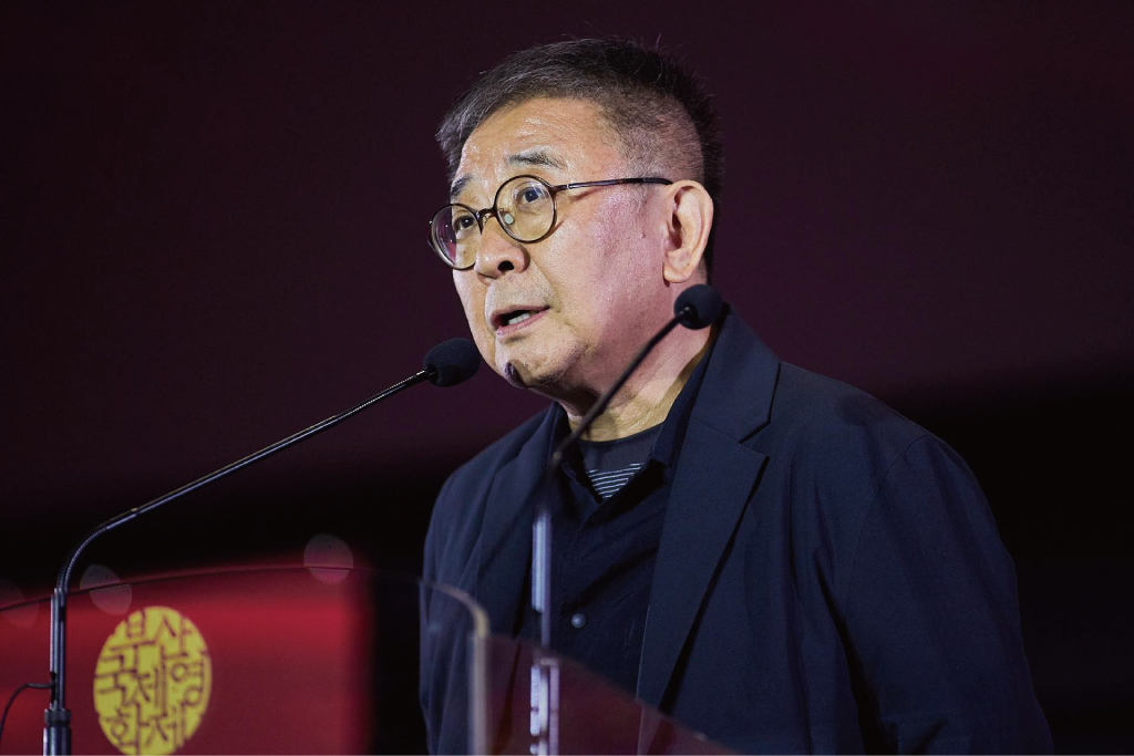 写真：ZHANG Lu, the Fukuoka Prize 2023 Arts and Culture Prize laureate receives received the Best Film Award at the 30th Busan International Film Festival!
