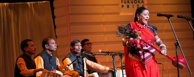 ティージャン・バーイー氏の演奏中の写真